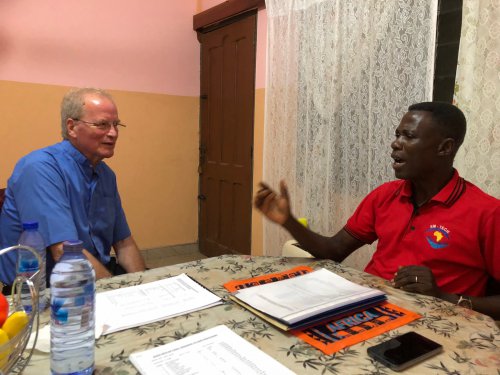 Adumasa Link. Gespräch mit Manfred Golda (links) und Prince Appiah-Fei