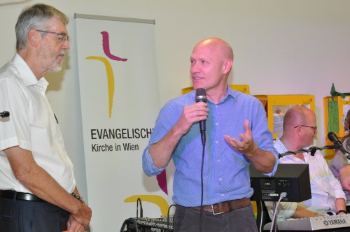 Der designierte Superintendent Matthias Geist begrüßt die Gäste.