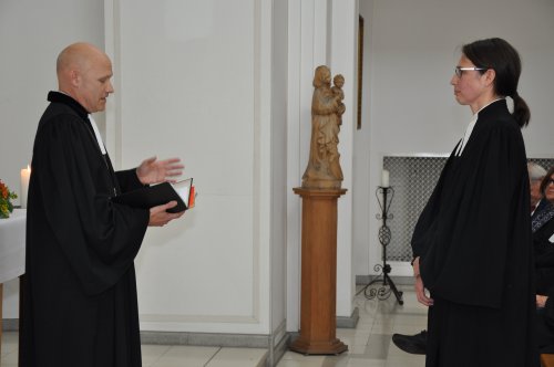 Superintendent Matthias Geist führte Pfarrerin Daniela Schwimbersky in ihr Amt als Gefängnisseelsorgerin Wiens ein. Foto: Justizanstalt Wien Josefstadt