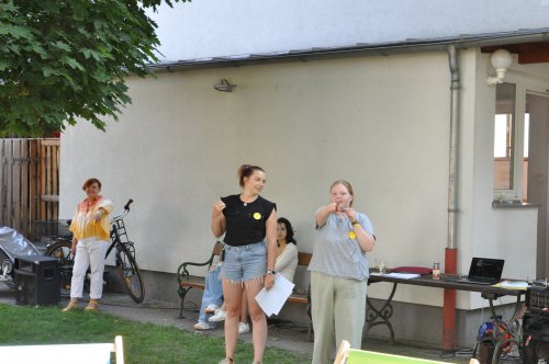 Vivien und Hannah begrüßen die Mädels und jungen Frauen.