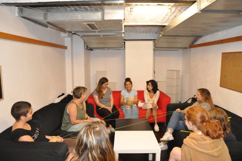 Was macht dich stark? Im Workshop &#039;Bodykult&#039; diskutierte Gabi Gundacker Selbstbewusstsein und Selbstwert mit den Teilnehmerinnen.