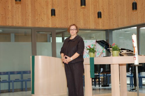 Petra Mandl begrüßt die Gemeinde. 