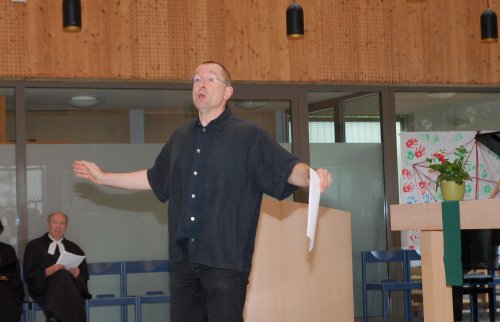 Organist Jürgen Schwarz stimmt an.