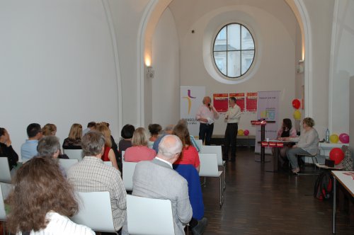 Moderator Hansjörg Lein (rechts) interviewt Wilfried Engemann.