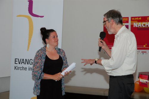 Superintendent und Moderator Hansjörg Lein im Gespräch mit Slam-Poetin Fanny.