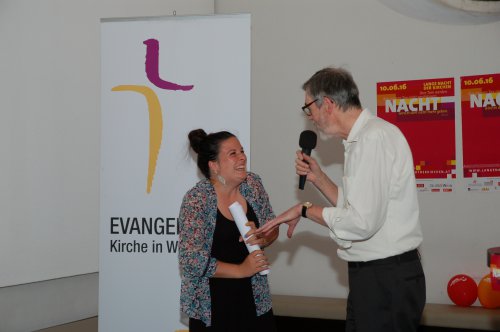 Superintendent und Moderator Hansjörg Lein im Gespräch mit Slam-Poetin Fanny.