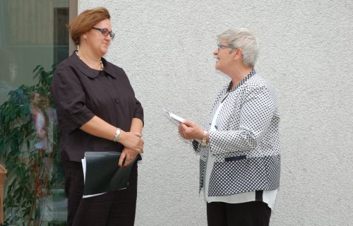Eva Hörmann (rechts) übergibt Petra Mandl einen Schlüssel, damit Mandl wie in der Arche jetzt auch in der Glaubenskirche eine Schlüsselrolle spielen möge.