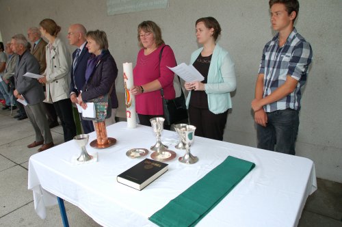 Die symbolisierte Spiritualität ist mit der Gemeinde in den Hof ausgezogen.