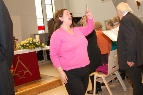Chorleiterin Sybille von Both dirigiert die Gemeinde beim Kanon