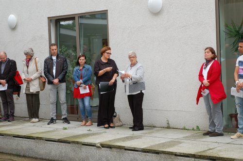 Eva Hörmann (rechts) übergibt Petra Mandl einen Schlüssel, damit Mandl wie in der Arche jetzt auch in der Glaubenskirche eine Schlüsselrolle spielen möge.