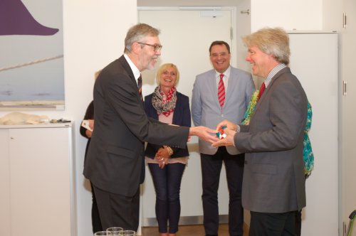 Hansjörg Lein gratuliert Lars Amann (rechts).