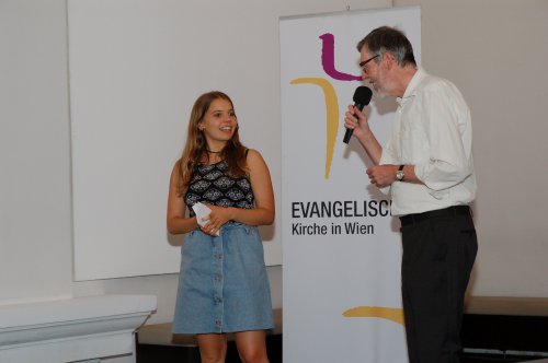 Superintendent und Moderator Hansjörg Lein im Gespräch mit Slam-Poetin Clara.