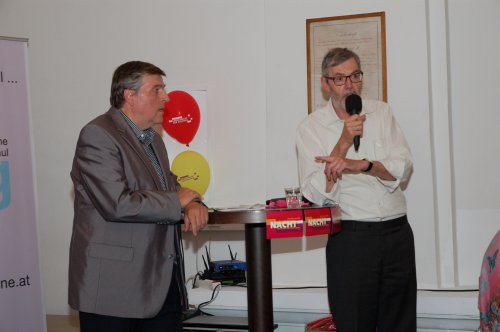 Moderator Hansjörg Lein (rechts) im Gespräch mit Helmut Schüller, katholischer Priester und Hochschulseelsorger.