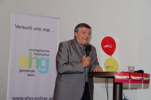 Helmut Schüller, katholischer Priester und Hochschulseelsorger, debütiert als Slam Poet.