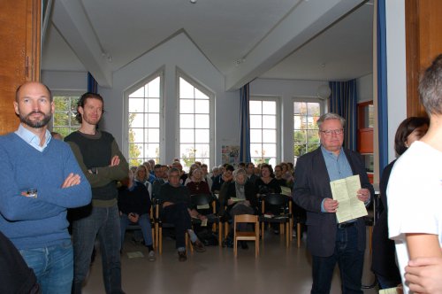 Volle Sesselreihen im anschließenden Gemeindesaal