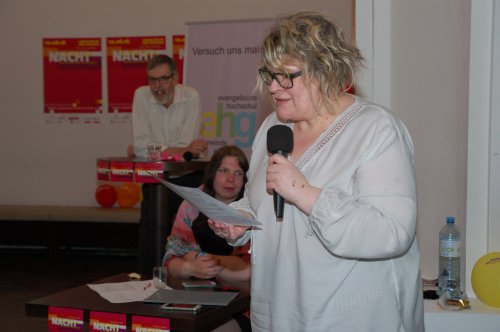 Hochschulpfarrerin Gerda Pfandl verkündet nach der ersten Runde den Punktestand. Adina, Clara und Fanny sind mit 91 Punkten gleichauf.