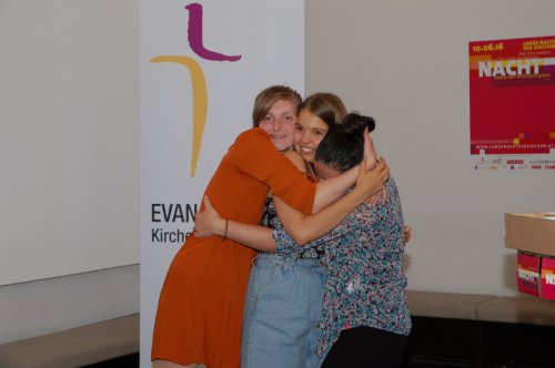Die drei Finalistinnen Adina, Clara und Fanny freuen sich über den tollen Abend - und Adinas Sieg.