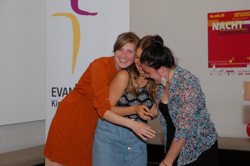 Die drei Finalistinnen Adina, Clara und Fanny freuen sich über den tollen Abend - und Adinas Sieg.