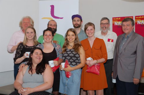 Gruppenfoto der SlammerInnen mit Moderator Hansjörg Lein.