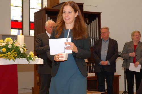 Als Dankeschön werden Orgelpfeifen überreicht