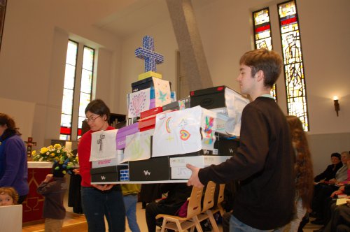Im Kindergottesdienst wurde aus Kartons eine Kinderkirche gebaut