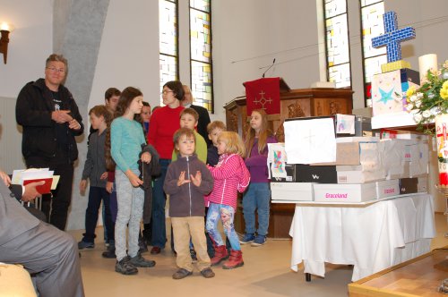 Im Kindergottesdienst wurde aus Kartons eine Kinderkirche gebaut