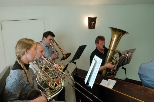 „Ökumenobrass“ spielt auf.