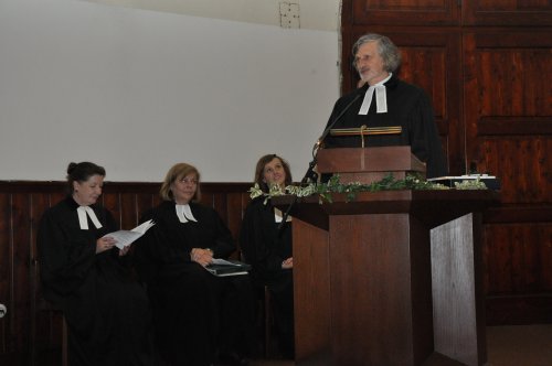 Willi Thaler auf der Kanzel, im Hintergrund sein geistliches Team: Pfarrerin Ursula Arnold, Pfarrerin Heike Wolf, Vikarin Katja Bachl.
