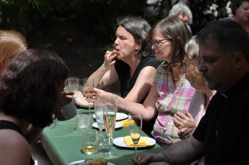 Gute Stimmung: Essen und Trinken im Garten der Pfarrgemeinde.