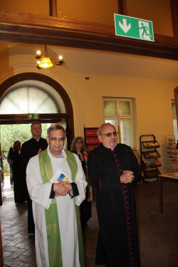 Beginn des Festgottesdienstes: Einzug in die Kirche.