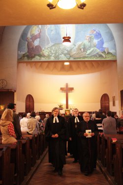 Gut gelaunt zieht die Festgemeinde aus der Kirche aus.