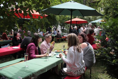 Gute Stimmung: Essen und Trinken im Garten der Pfarrgemeinde.