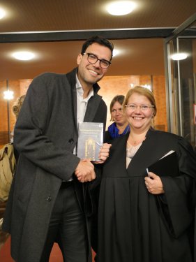 Katja Eichler überreicht Heinrich Himmer das Buch &quot;So evangelisch ist Wien&quot;