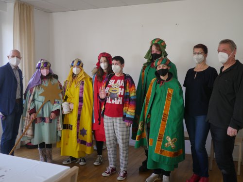Die Sternsingerinnen und Sternsinger mit dem Team der Superintendentur.