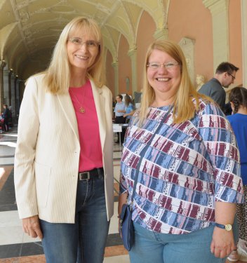 Susanne Kleeber, Direktorin der evangelischen Volksschule am Karlsplatz, und Katja Eichler, Fachinspektorin für evangelischen Religionsunterricht.