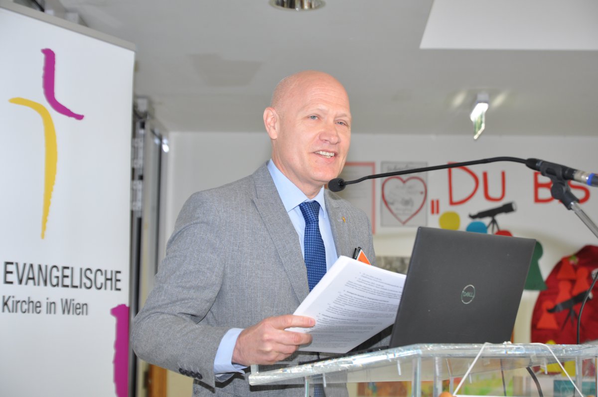 Matthias Geist informiert auf der Superintendentialversammlung die Delegierten. Foto: Evang. Kirche Wien/Gratzer 