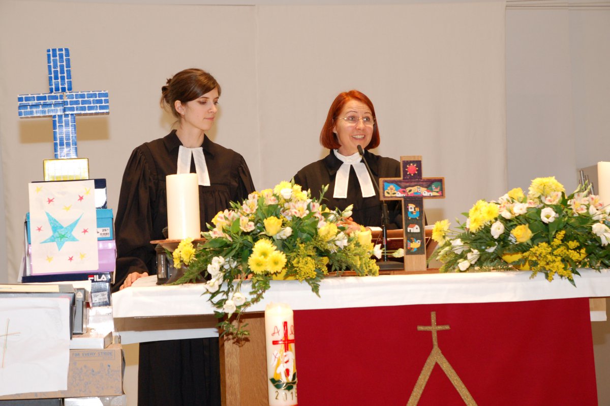 Die Pfarrerinnen Helene Lechner und Gabriele Lang-Czedik am Altar der Liesinger Johanneskirche (c) Evang. Diözese Wien/M. Schomaker Helene Lechner und Gabriele Lang-Czedik