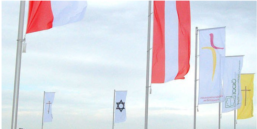 Auf dem "Campus der Religionen" wehen die Fahnen der Religionsgemeinschaften. Auf dem "Campus der Religionen" wehen die Fahnen der Religionsgemeinschaften.