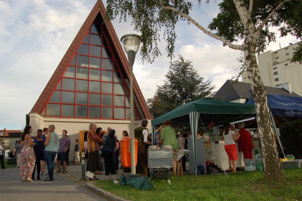 Viele Gäste feiern in und vor der Heilig-Geist-Kirche in Schwechat.