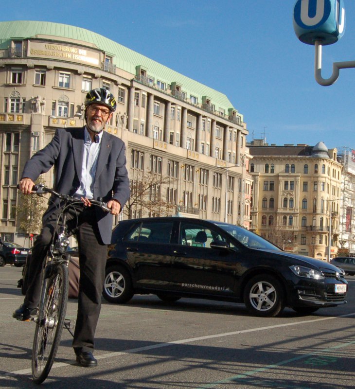 Fastet mit dem Radl und den Öffis ganzjährig das Auto: Superintendent Hansjörg Lein.
