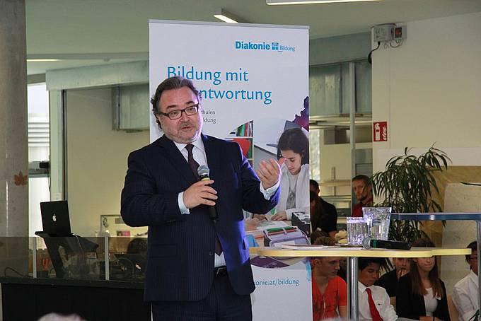"Klangvoll, weltoffen und nachhaltig" soll die neue Schule in Wien-Donaustadt sein. Im Bild: Diakonie-Direktor Michael Chalupka bei der Eröffnungsfeier.