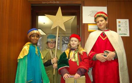 Carol, Marlene, Veronika und Johannes (v. links) kamen als Sternsinger in die Superintendentur.