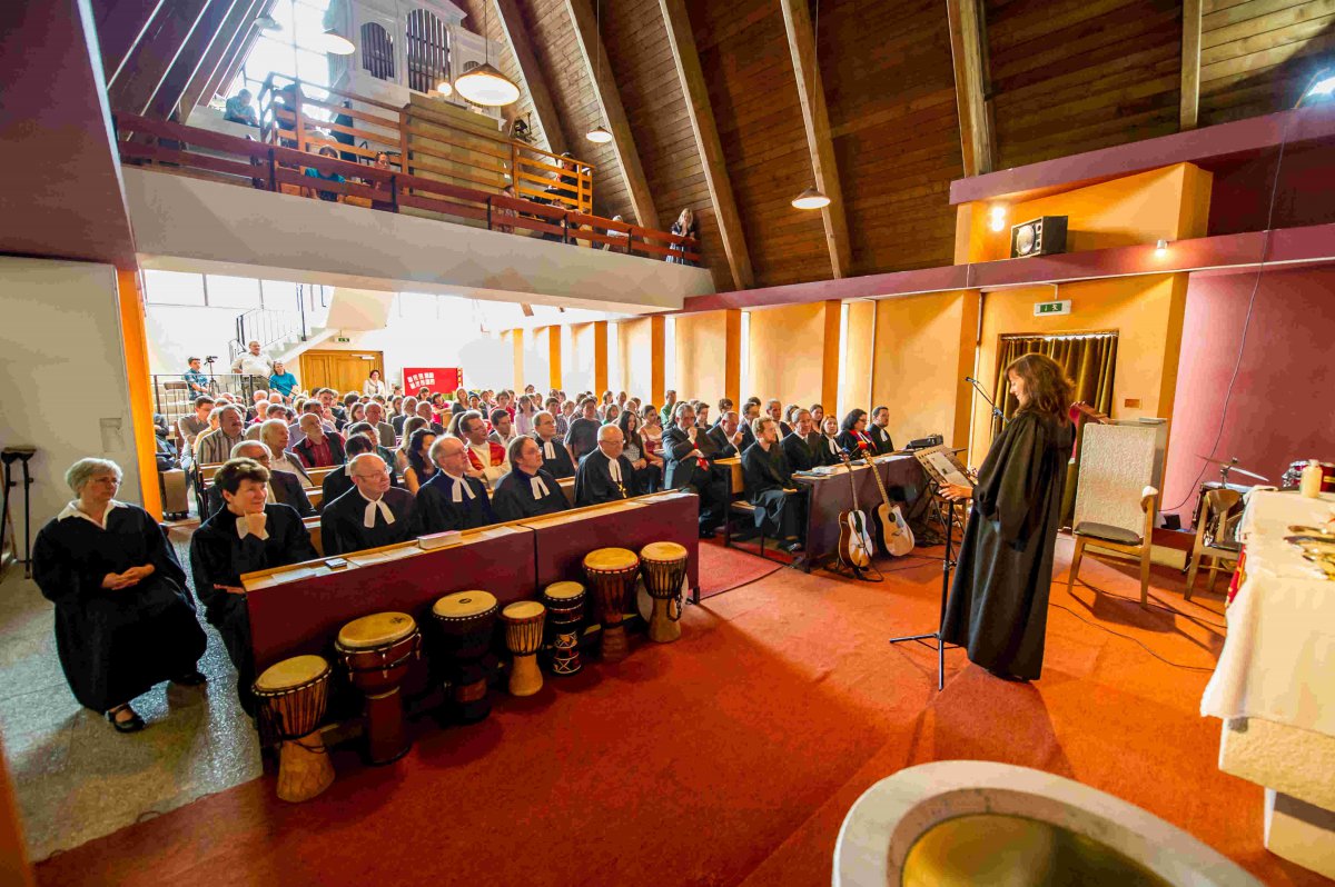 Rund 200 Gäste kamen zur Ordination von Alexandra Battenberg.
