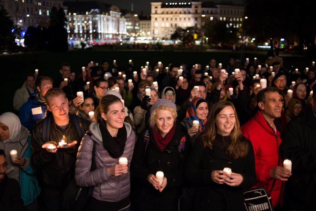 Religiöse Jugendorganisationen halten eine Mahnwache für den Frieden vor der Votivkirche.
