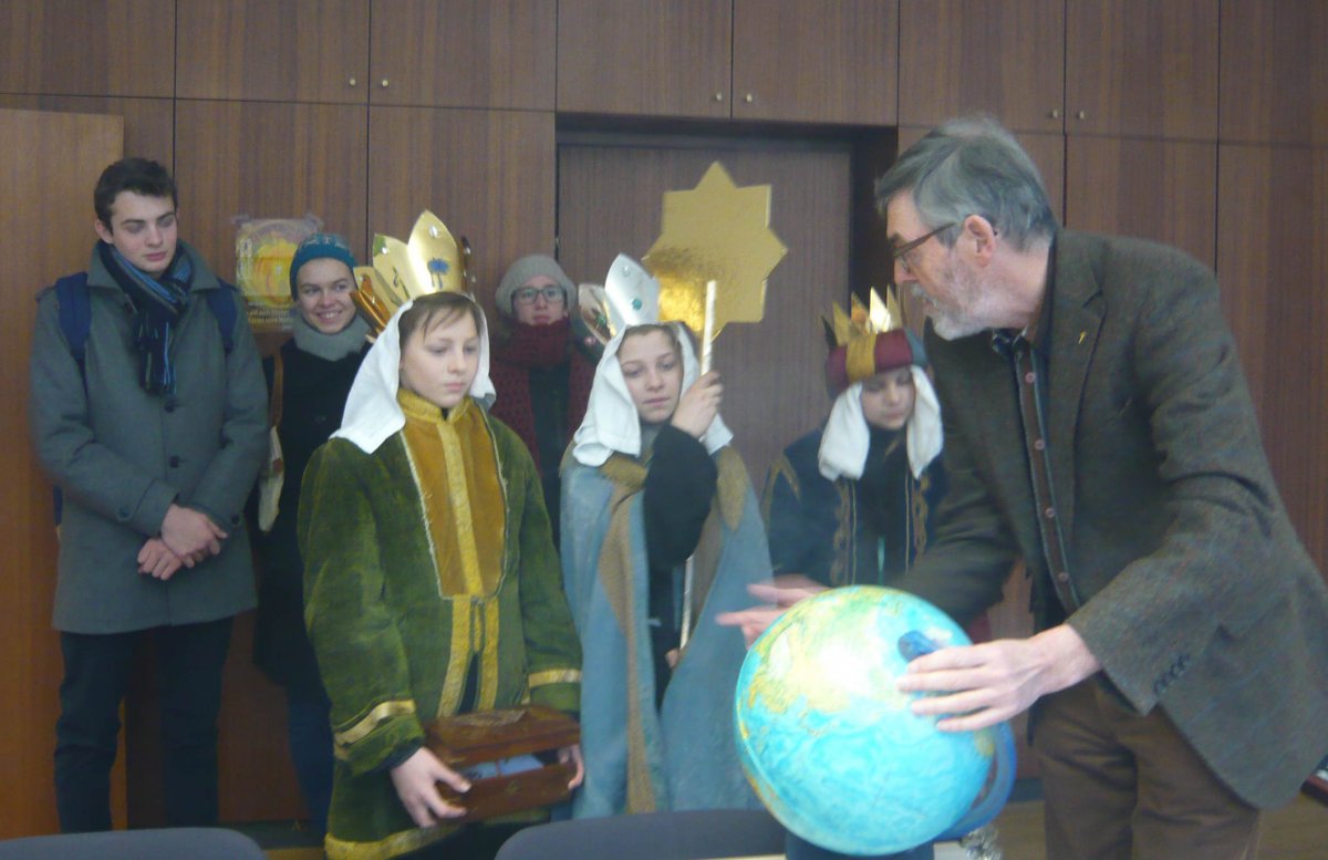 Superintendent Hansjörg Lein redete mit den Kindern darüber, wo die Spenden der Dreikönigsaktion hinfließen.
