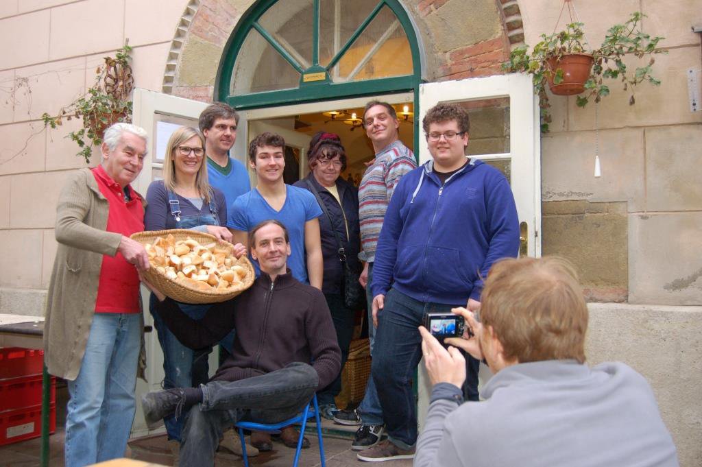 Uwe Mauch (fotografierend) lernte im Jänner 2014 das &quot;s&#039;Häferl&quot;, Norbert Karvanek (sitzend) und sein Team kennen.