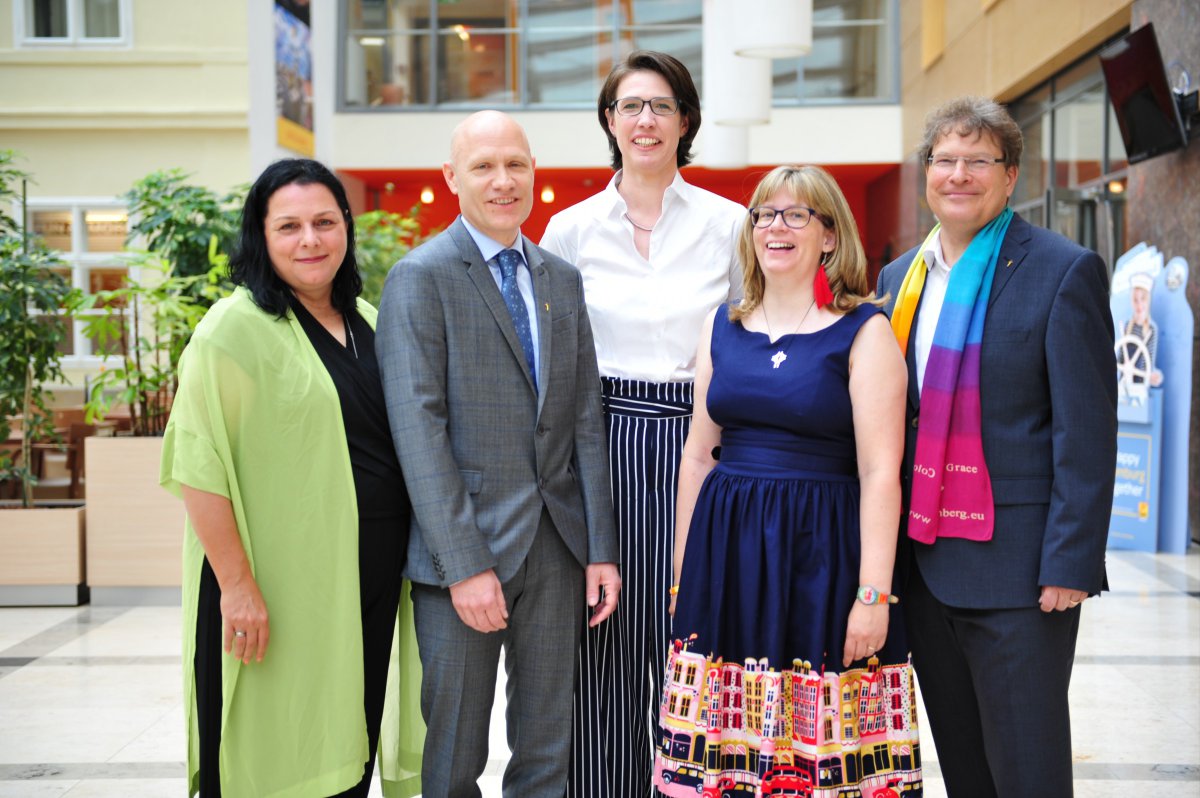 Bereit für die Wahl: Verena Groh, Matthias Geist, Daniela Schwimbersky, Margit Fliegenschnee und HansJürgen Deml (v.l.). Foto: epd/Uschmann Bereit für die Wahl: Verena Groh, Matthias Geist, Daniela Schwimbersky, Margit Fliegenschnee und HansJürgen Deml (v.l.). Foto: epd/Uschmann