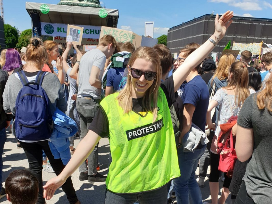Aufstehen gegen den Klimawandel! An dem Treffpunkt am 27.9. werden Spruchwesten verteilt. Foto: EJW-Archiv