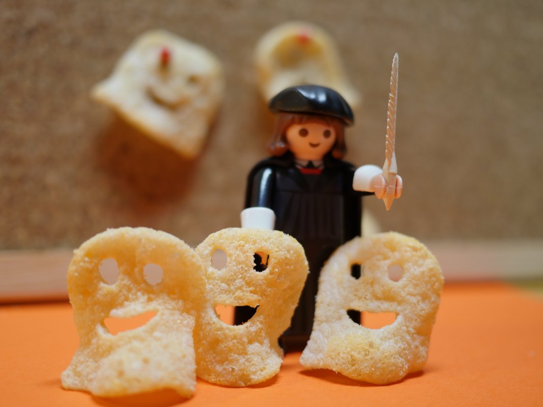Am 31. Oktober nicht schrecken lassen von umherstreunenden Monstern! Martin Luther hat vor 502 Jahren gezeigt, wie er seine &quot;Höllenangst&quot; auf den Grund ging. Zu sehen: Martin Luther-Playmobil-Figur umgeben von essbaren Gespenster-Chips.