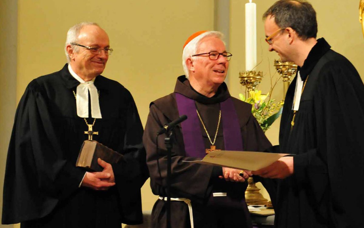 50 Jahre Vergebungsbitte: (v.l.) Bischof Michael Bünker, Erzbischof Franz Lackner und Superintendent Olivier Dantine beim Dankgottesdienst in Salzburg. Foto: epd/Uschmann 50 Jahre Vergebungsbitte: (v.l.) Bischof Michael Bünker, Erzbischof Franz Lackner und Superintendent Olivier Dantine beim Dankgottesdienst in Salzburg.